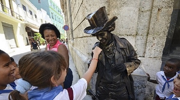 Cuba-EstatuasVivientes-El Pistolero