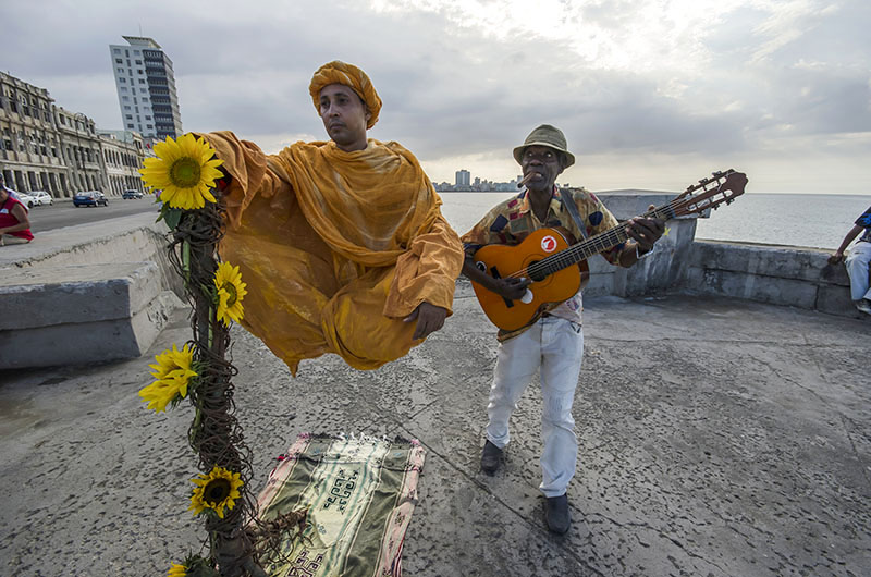 Cuba-EstatuasVivientes-El Faquir levitador