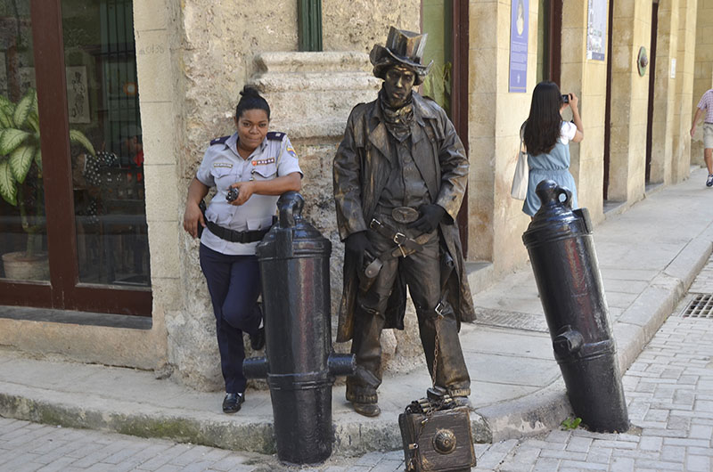Cuba-EstatuasVivientes-El Pistolero1