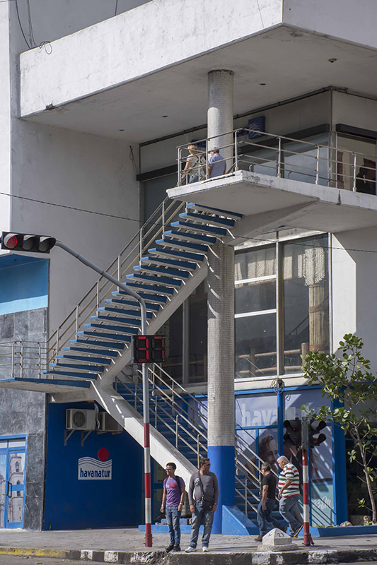 Escalera hacia la calle 23 en el Hotel Habana Libre
