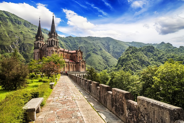 Santuário de Nossa Senhora de Covadonga_ shutterstock_186750536