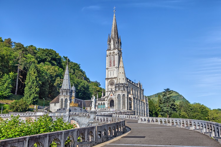 Santuário na base dos Pirenéus_Lourdes_shutterstock_459885154