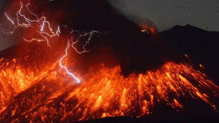 erupción del volcán Sakurajima, Japao (foto EL Periodico)