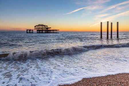 old-west-pier-di-brighton-al-tramonto (foto 123RF)