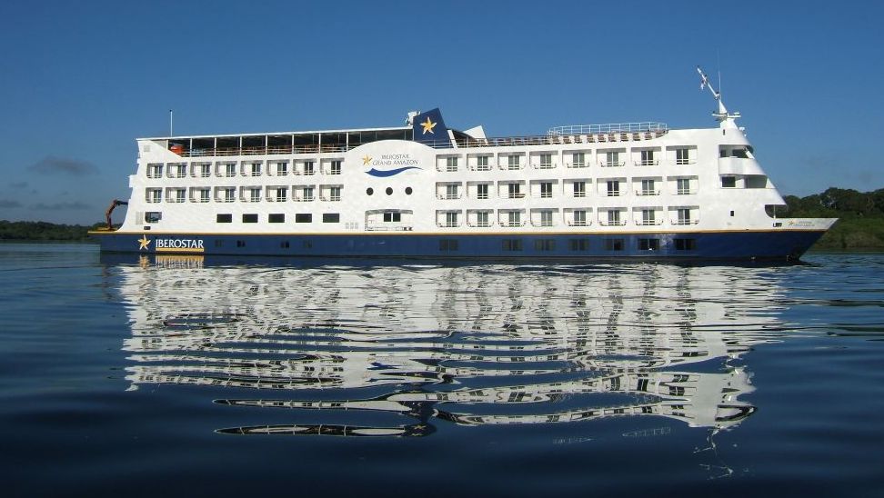 Hotel-navio da IBEROSTAR na Amazônia oferece jantar de gala