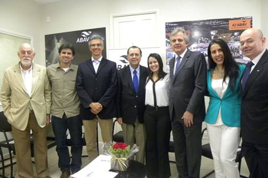 Da esquerda para direita: Leonel Rossi Jr. (ABAV), Douglas Simões (Abeta), Marco Ferraz (Braztoa), Antonio Azevedo (ABAV), Juliana Assumpção (Aviesp), Edmar Bull (Abracorp), Gisele Lima (Promo), Constantino Karacostas (ABAV-SP) ABAV apresenta novidades da 42ª Expo Internacional de Turismo