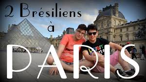 Brasileiros em Paris Consulado recomenda que brasileiros não circulem pelas ruas de Paris