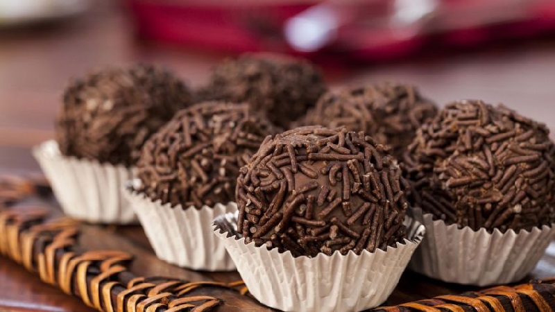 Brigadeiros de chocolate, doces típicos do Brasil "Gastronomia e Beleza" na cidade de Pelotas