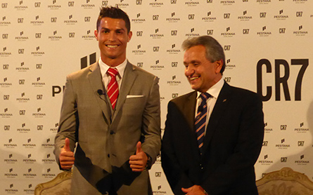 O futebolista Cristiano Ronaldo e o hoteleiro Dionísio Pestana anunciam a nova marca Pestana CR7 Nova marca hoteleira Pestana CR7 arranca com investimento de 70 milhões em quatro hotéis