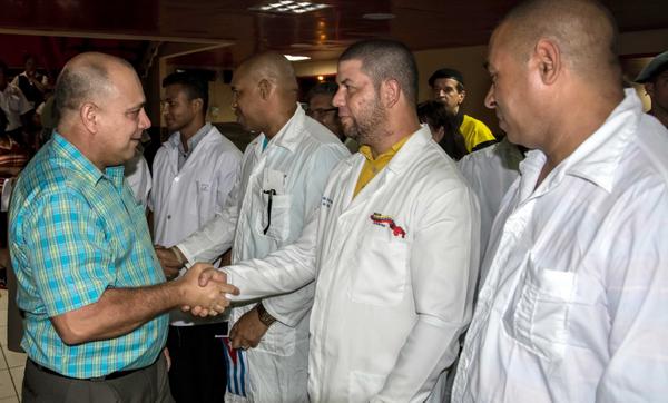 Médicos e socorristas cubanos apoiam o Equador após terremoto