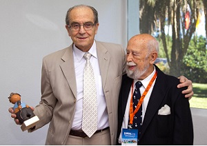 O Sr. Luis Callejón, presidente de EUROAL recebe reconhecimento da Federação Internacional de Jornalistas e Escritores de Turismo (FIJET) O presidente de EUROAL, homenageado pelos jornalistas de FIJET Espanha