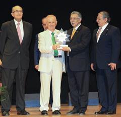 Luis Callejón (der), diretor do Palácio de Congressos, prefeito Pedro Fernández Montes e o ministro Napoleón Duarte durante a entrega do prêmio Euroal 2015, o mundo em 5 mil metros quadrados