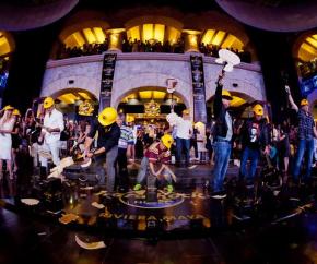 O tradicional Guitar Smash foi parte da apertura. All Inclusive Collection estreia hotel Hard Rock na Riviera Maya