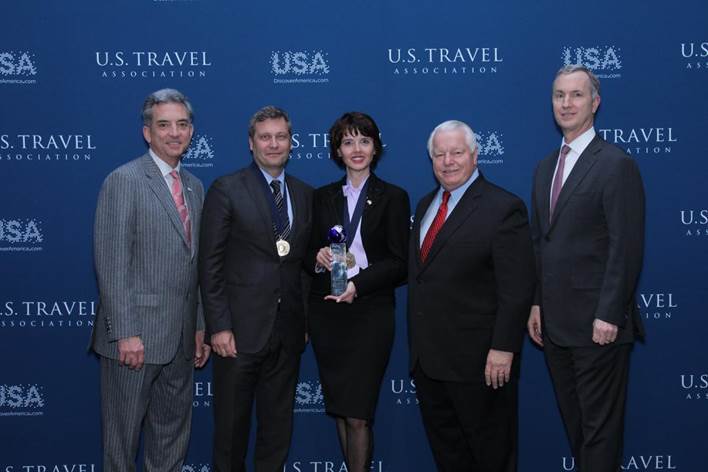 De esquerdaa direita: Enric Noguer, Regional Managing Diretor Hotelbeds The Americas e Sevil Arnavutoglu-Le, Regional Diretor West US & Canada, baseada em Los Ángeles, aceitando o prêmio na cerimonia celebrada no Aquário John G. Shedd em Chicago Hotelbeds reconhecido no Chairman´s Circle Honors durante o International Pow Wow 2014