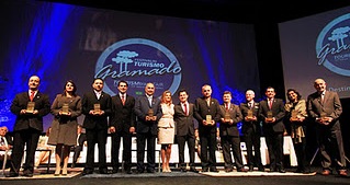 Amigos do Festival receberam troféu das mãos dos diretores do evento Gramado recebe profissionais do turismo em cenário de negócios e debates