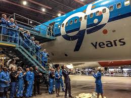 Logo “KLM 95 anos” num avião da companhia KLM celebra seu 95 aniversário
