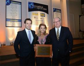 Marta recibió la placa de manos de su socio Eduardo Zorzanello (izq.) y fue felicitada por el vice-presidente del Grupo Folha Dirigida, Roy Taylor (der.) Marta Rossi recebe o prêmio “Personalidade do Turismo” no Rio