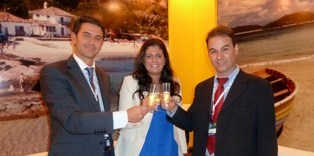 Carlos Mena e María Galán, executivos da Euroal, e Cristiano Marques de Oliveira (à dir.) secretário de Turismo da prefeitura de Armação de Búzios Búzios recebe prêmio da Euroal