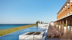 Piscina do Hotel Ocean Vista Azul en Varadero Gaviota e o espanhol H-10 inauguram hotel de luxo em Varadero