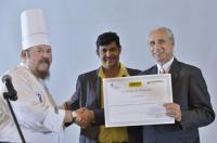 De esquerda a direita os Senhores: Claudio Ferrer, Amaury del Valle, e José Carlos de Santiago Premiam a Excelencias pelo seu compromisso com a atividade culinária cubana