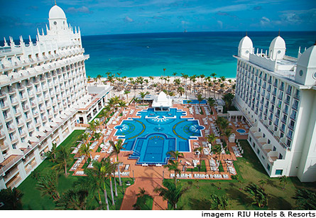 Riu Palace Aruba reabre com ‘infinity pool’ após renovação de 23 milhões de euros