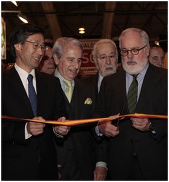 Corte de finta inaugural. DE direita a esquerda, o ministro Miguel Arias; Luis Eduardo Cortés, diretor de IFEMA; Francisco López Caní e o embaixador do Japão. 28 Salão de Gourmets: Madri, cidade da vanguarda gastronômica de qualidade