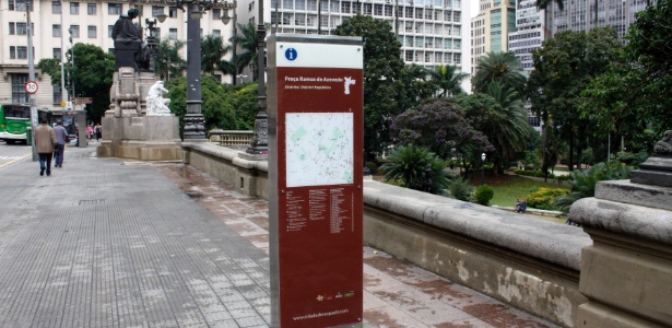 Sinalização da SPTuris indica atrativos localizados nos arredores da Praça Ramos de Azevedo Totens de sinalização turística são instalados no centro de São Paulo