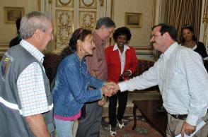 Fernando González, vice-presidente do ICAP, saúda a Marie-Thérèse Antón, coordenadora de LVJ-Voyages Um turismo diferente