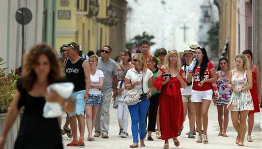 Turistas percorrem ruas cubanas Cuba figura entre os destinos turísticos mais populares em 2015