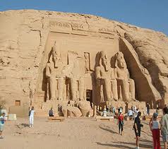 Turistas voltam aos monumentos históricos no Egito